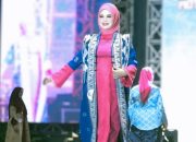 Gunakan Busana Tenun Khas Tolaki, Ketua Dekranasda Kota Kendari Tampil Memukau di Fashion Show 