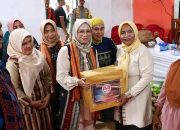 Ketua Dekranasda Prov. Sultra Serahkan Bantuan ke Perajin Tenun Desa Masalili Kab. Muna dan Dorong Promosi Produk Lokal