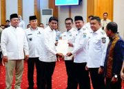 Wakil Wali Kota Kendari Terima Sertifikat Aset Pemkot dari Menteri ATR/BPN, Dukung Percepatan Reforma Agraria dan Tata Ruang