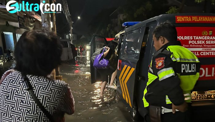 Air Capai 130 cm, Polisi Hadir Bantu Warga di Tengah Banjir Tangerang Selatan