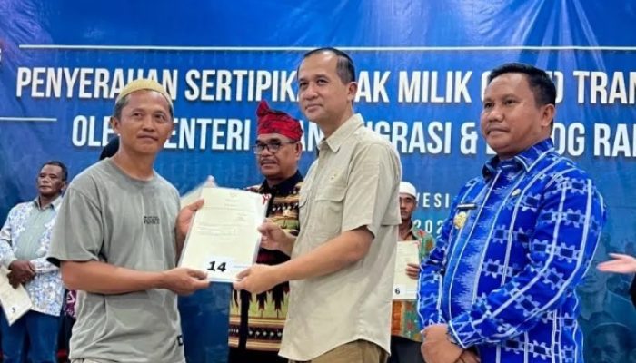 Penuntasan Persoalan Lahan Dipacu, Menteri Transmigrasi Serahkan 402 SHM untuk Warga Transmigran Muna