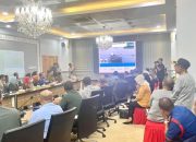 Benahi Wajah Kota, Pemkot Kendari Bersihkan Puluhan Bangkai Kapal di Teluk Kendari