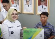 Wali Kota Kendari Serahkan Kartu BPJS Ketenagakerjaan kepada 1.500 Pekerja Informal