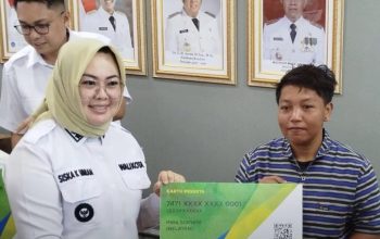 Wali Kota Kendari Serahkan Kartu BPJS Ketenagakerjaan kepada 1.500 Pekerja Informal