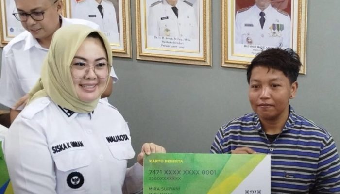 Wali Kota Kendari Serahkan Kartu BPJS Ketenagakerjaan kepada 1.500 Pekerja Informal