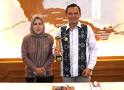 Dinas Kominfo dan Persandian Serahkan Piala “Indonesia Innovation Excellence Award 2026” kepada Bupati Konawe.